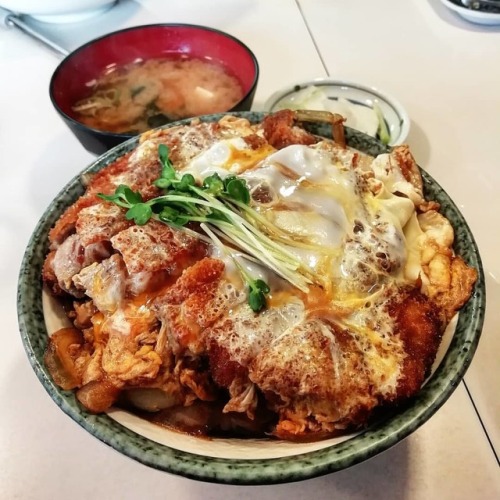 suiiiika: カツ丼 680円 #八王子光龍 #六万坊 #芸術品 #町中華 #カツ丼 #friedrice #tokyo #lunch #japanesefood #foodporn #inst