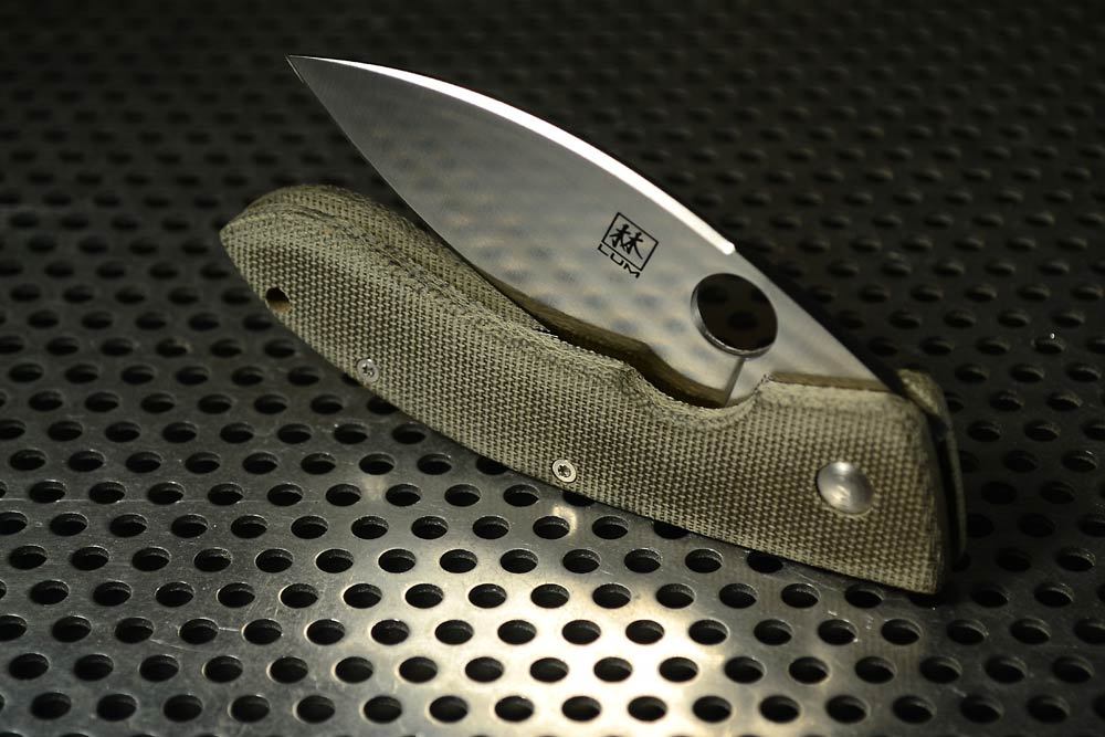cuscadi:  Old skool Spyderco Lum with custom made micarta scales.