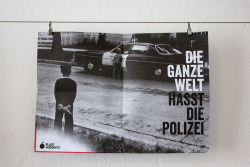 black-mosquito:  »Es fällt ja leider so einiges unter Meinungsfreiheit«Seit Mitte Februar sind 4.000 von unserem »Die ganze Welt hasst die Polizei« Plakaten verteilt worden. Das die so schnell weggehen hätten wir  nicht gedacht. Aus gegebenem Anlass: