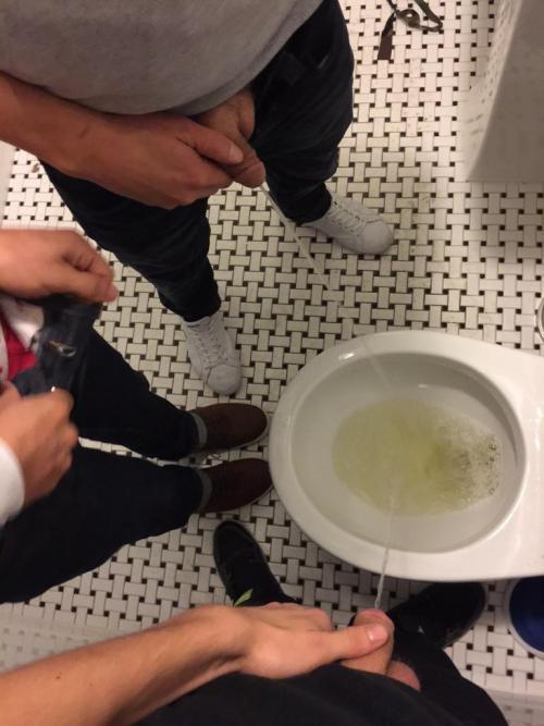 frankzapparocks: hobartgloryhunter: BONDING with your mates. Sharing is caring