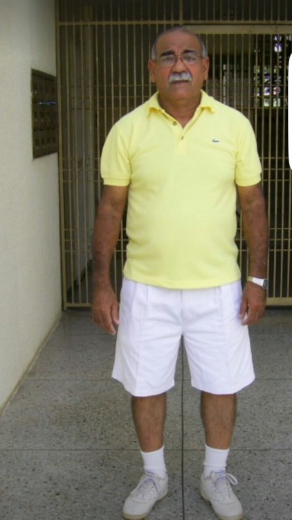 unclesonly:  formaldeidos:Que maravilha de homem, adoro. Lovely daddy with fleshy boobs..