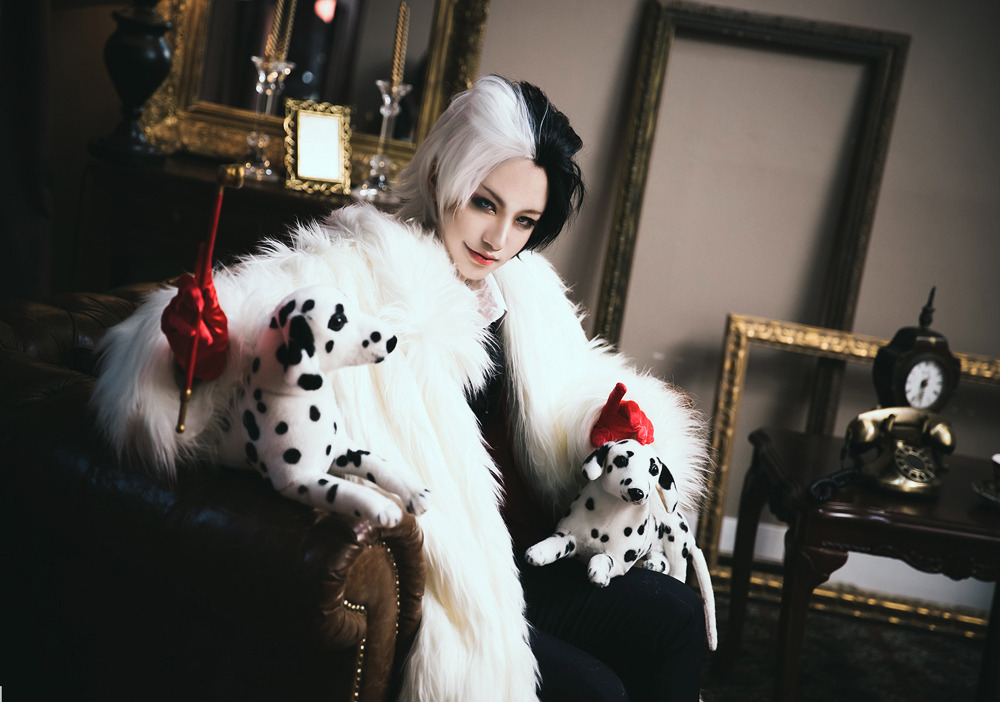 Mini cruella. Круэлла Девиль. 101 Далматинец Круэлла. Круэлла де Виль 2021. Круэлла Девиль 101 далматинец.