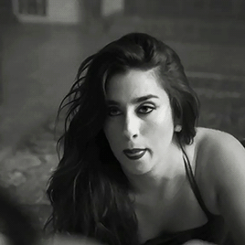zot5:Lauren seducing her other self in Expectations