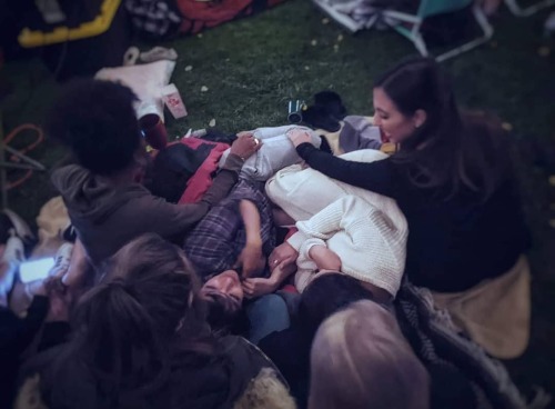 Cozying up during an #outdoor movie night with the girls! . . . #BOSSAcademy #BOSSentart #adventuref