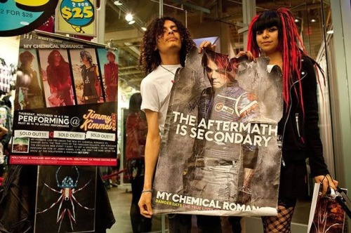 killjoyhistory: Hot Topic Pictures from a Hot Topic signing event on November 18, 2010. Source: 1