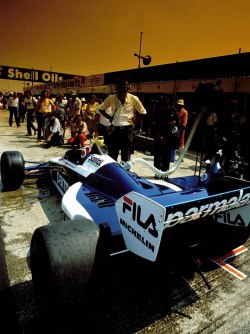 itsawheelthing:  fill ‘r up …Nelson Piquet, waiting in pit lane while being refueled, Parmalat Brabham-BMW BT52, 1983 British Grand Prix, Silverstone
