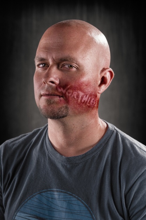 the-promised-wlan:  tonytobar:  What if verbal abuse left the same scars as physical abuse? Would it be taken more seriously? That’s what photographer Richard Johnson hopes to accomplish with his new photo project, “Weapons of Choice.” The series