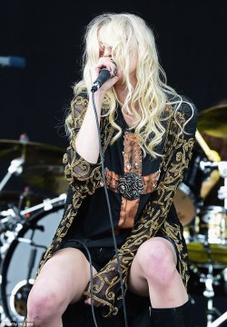 momsen-news:  Performing at Isle Of Wight earlier today