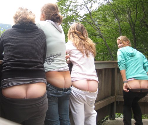 thlop1:  Groups of girls mooning!