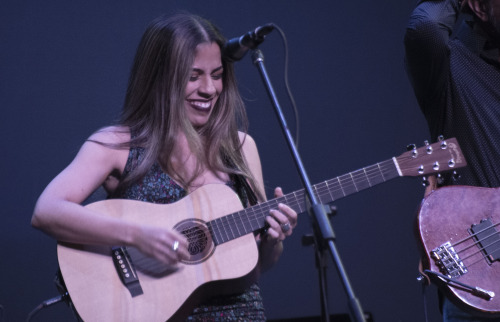 Nore Feliciano cantando con La Banda Acústica Rodante en el concierto “Voces por el futuro”. Teatro Tapia. 17 de octubre de 2019. Fotos por Viviana Torres Mestey.