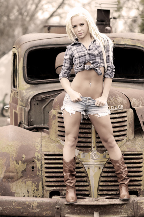 spankedbabygirl:  Nice truck!***