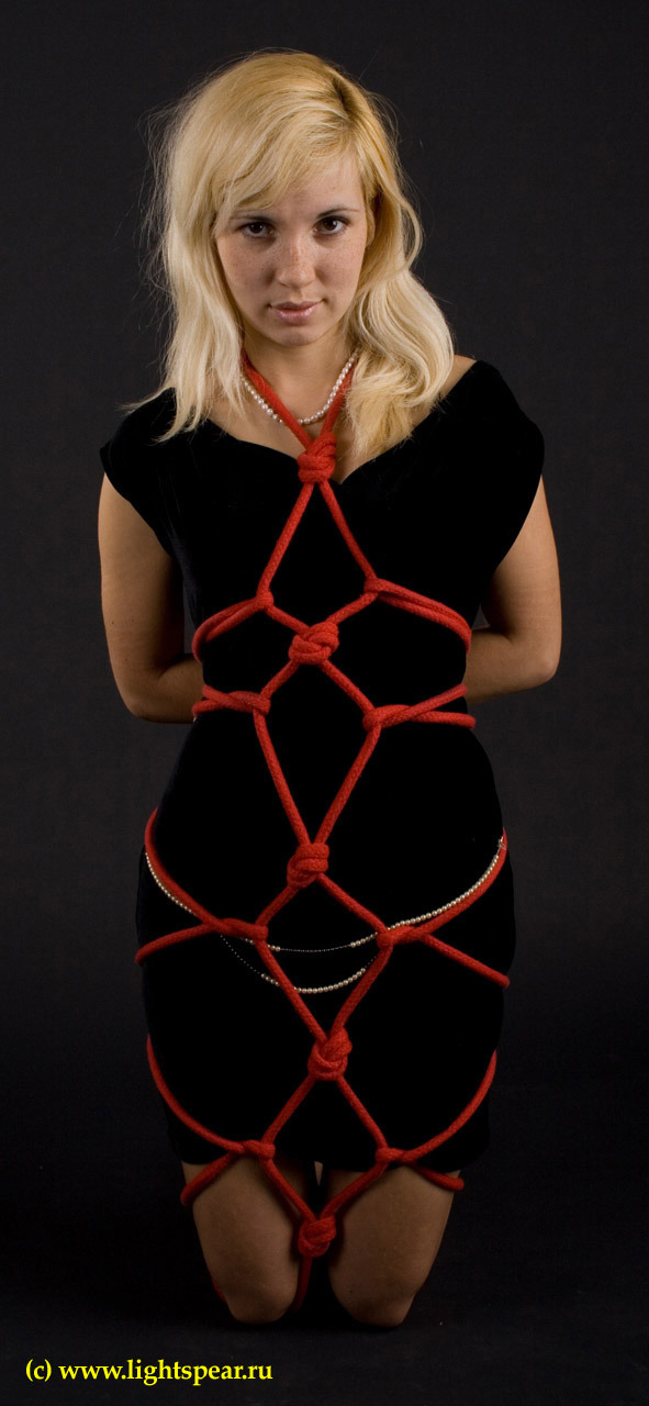 happytie:  &ldquo;Modesty prevents….&rdquo; Skirt tied down 