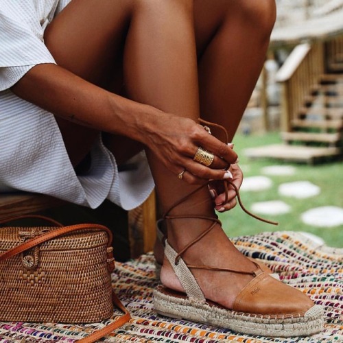 Sandals + basket bag = love ☀️☀️☀️ // Escape from winter - New travel guide to ubud and style post 