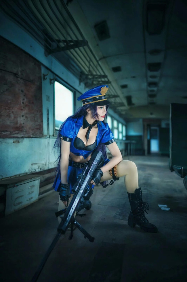 league-of-legends-sexy-girls:  Caitlyn Cosplay