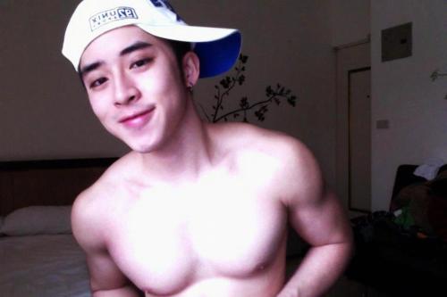 moreaznrice:Cute/adorable face AND muscular? Unless he is with me, life is so not fair.  Queerclick 