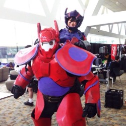 cosplayingwhileblack:  thatgearsguy:Moments like this are the reason that we cosplay!Cosplay:  Hiro and BaymaxSeries:  Big Hero SixCosplayers:  Baymax - Thatgearsguy                     Hiro - rinkulover4everPhotographer:  SayenbearSUBMISSION