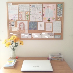 faebee:  im starting to love my desk area ❕  ig : softbee