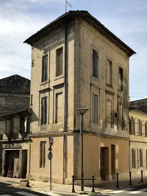 Scène de rue avec bâtiment abandonné, Libourne, Gironde, 2017.