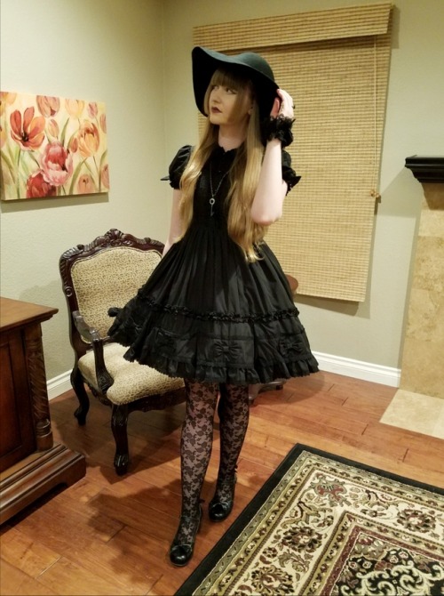 rose-reminiscence: Casual kuro coord for the monthly swap meet.   (Apologies for the less-than-stell