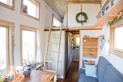 novelistically:  moon—cunt:  tinyhouseamerica:  smallandtinyhomeideas:  via the tiny project   Alek’s Tiny House  one dayI will build my own 