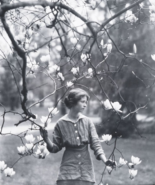 Edna St. Vincent Millay in Mamaroneck, by Arnold Genthe (1914)