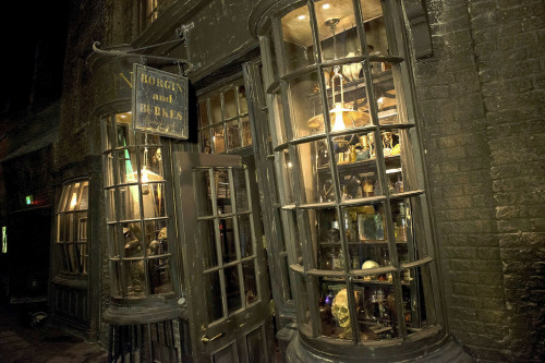 hyliandovahkiin:bryantsupreme:The Wizarding World of Harry Potter- Diagon AlleyI’m dying to go here 
