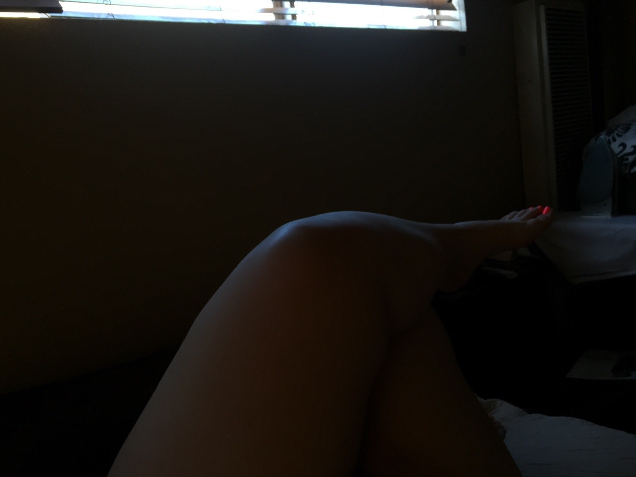 nalgaemoji:  neon toes