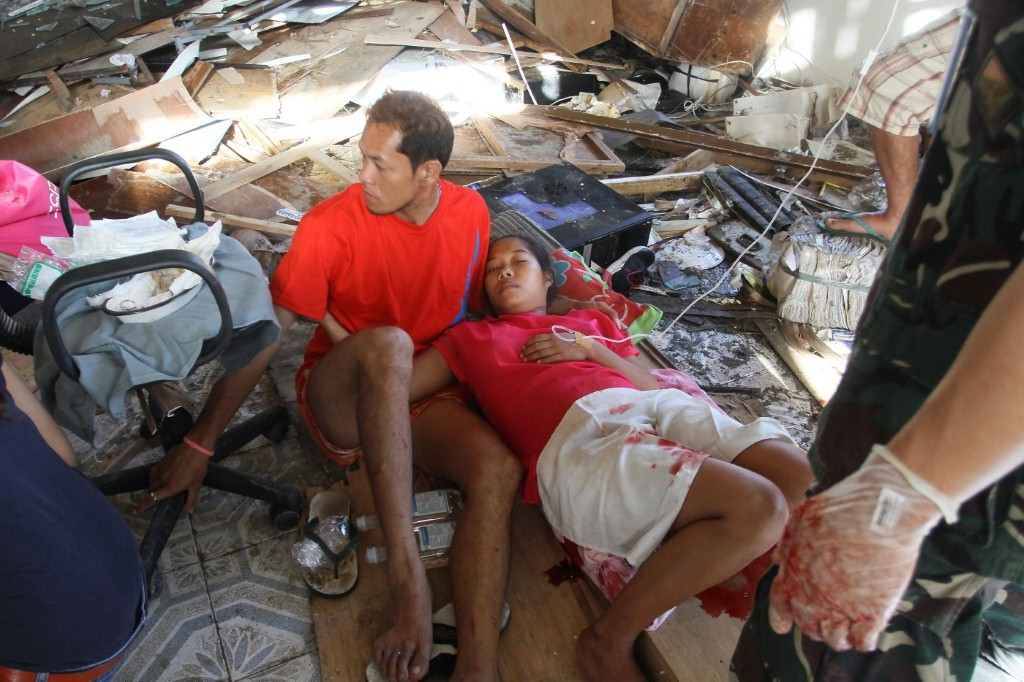 Bebé milagro: Emily Sagalis, de 21 años, dio a luz a una niña este lunes en un improvisado centro médico levantado en las instalaciones de un aeropuerto destruido por el tifón, que ha causado la muerte de al menos 10.000 personas. (AP)