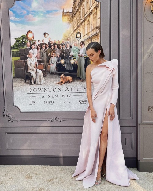 josephineskriver: Attending the @downtonabbey_official premiere yesterday with @sundayriley ✨gl