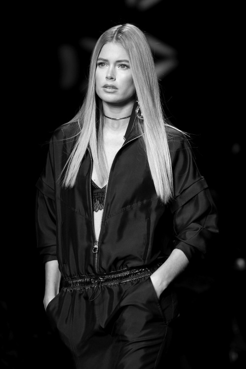 le-monde-sans-couleur: Doutzen Kroes at Versace S/S 2017