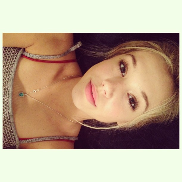 alexisreneg:  Messy bun time 🌙