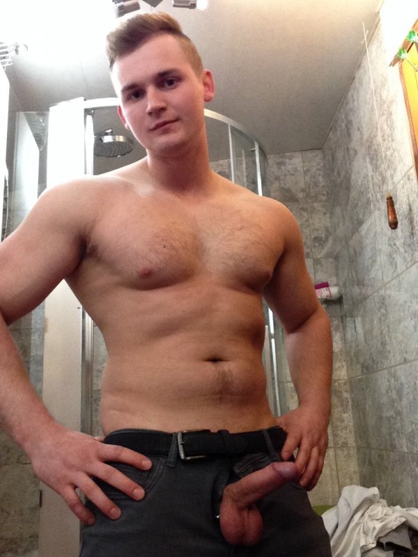 alanh-me: 65k follow all things gay, naturist and “eye catching”  