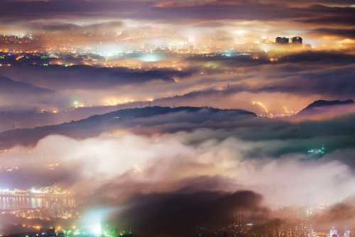 nubbsgalore:  taipei glows under a blanket of fog in these photos by wang wei zheng. (see also: dubai) 