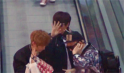 chwannie:  b1a4 at the airport. 