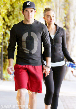 famousmeat:  Nick Jonas bulges with girlfriend