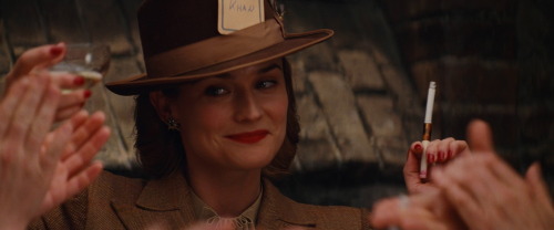 tasiaateyourbaby: Women telling a story Tarantino-style, cigarette in hand. [He was either the write