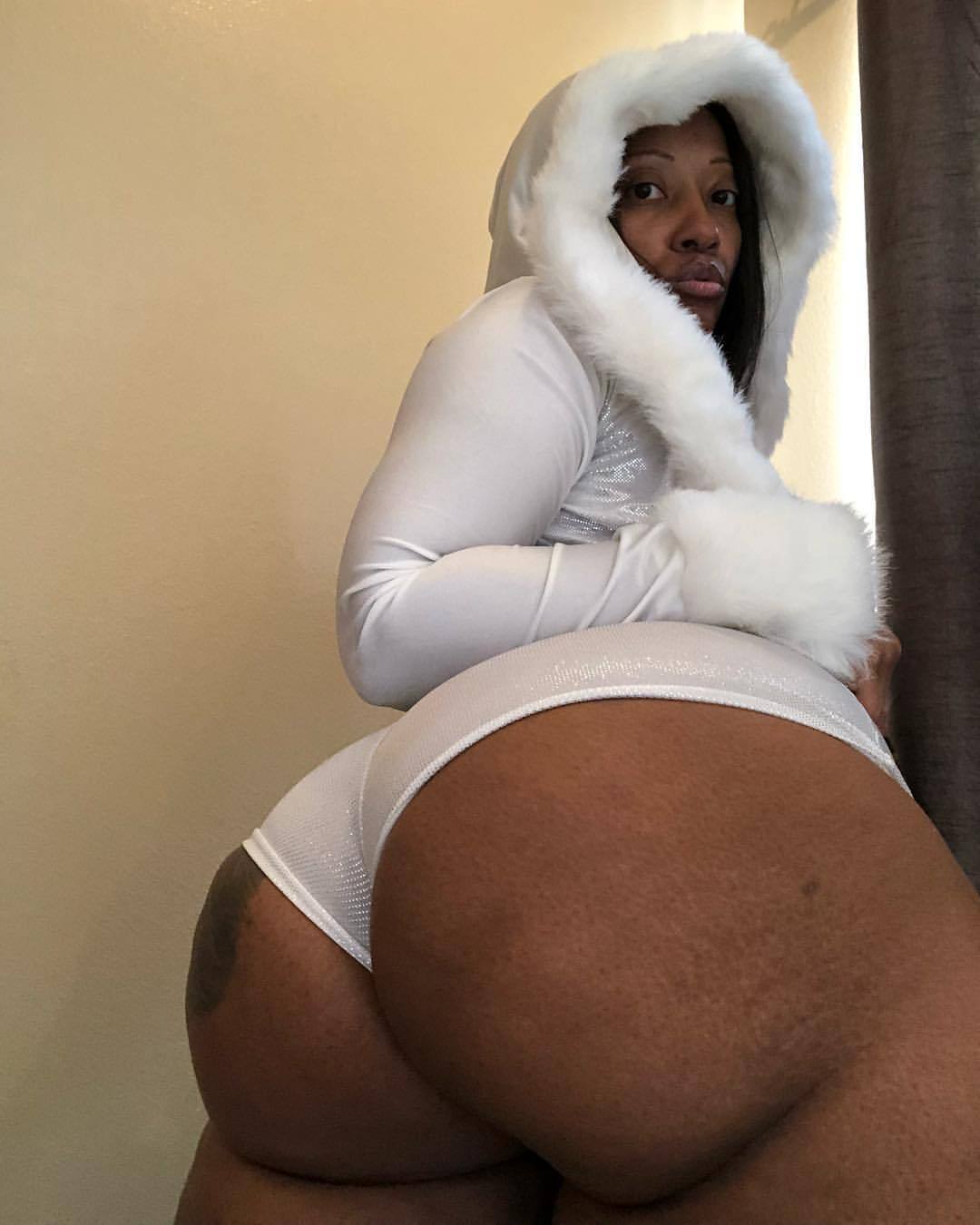 thequeencherokeedass:  Lips and azz just how you like it ❤️👍🏿😊😍!!