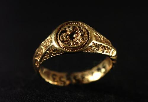 gemma-antiqua:Medieval English gold signet ring, dated to the 15th century. The ring is inscribed wi