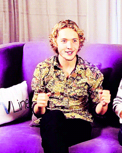 tobyregbo-deactivated20150915:  Toby’s little dance during an interview at SDCC