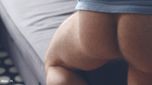 repositoryof: Another thing that gets me off… the curve of a naked ass underneath