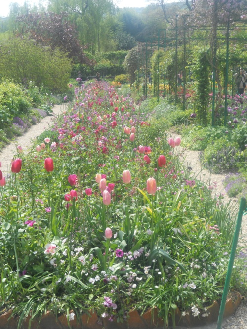 sadyoungliterarygirls:Claude Monet’s house and garden in Giverny. April 2017.