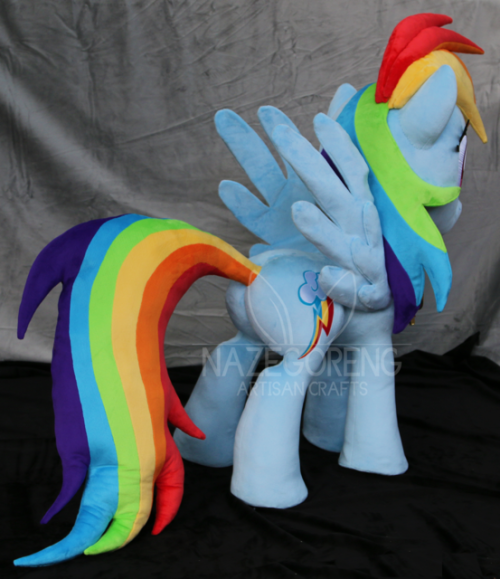 tambelon:  nazegoreng:  Lifesize (42") Rainbow Dash Plushie! Made by me. For more info check out her DA post: http://nazegoreng.deviantart.com/art/Lifesize-Rainbow-Dash-Custom-Plush-526409297  Oh wow, she came out absolutely lovely, Naz! Love her