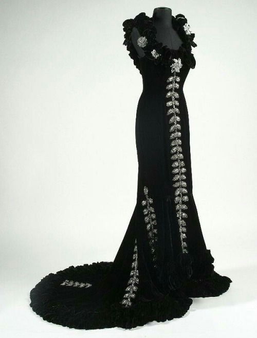 ephemeral-elegance:  Gown worn by Mae West in She Done Him Wrong, 1933 Designed by Edith Head Unknown