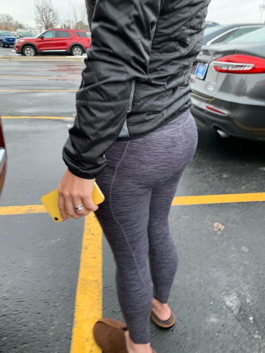 cookiewasdeleted-deactivated202:Had to run to Menards, and grab some breakfast. Can you tell there’s a diaper under those leggings??