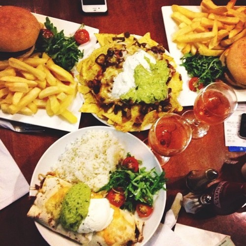 chloerayne:  Hands down the best thing I’ve eaten this year. Veggie burrito and ‘muchos nachos’. 💞 (at The Auld Hoose) 