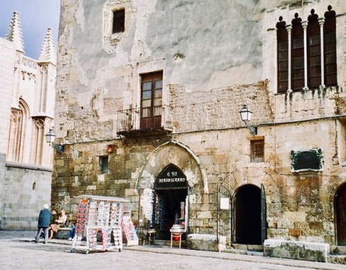 Paisaje urbano con un kiosco de venta de tesoros turísticos, Tarragona, 2006.