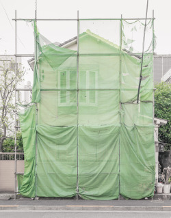 janvranovsky:Wrapped in green drapes, Sugamo, Tokyo | © Jan Vranovský, 2018