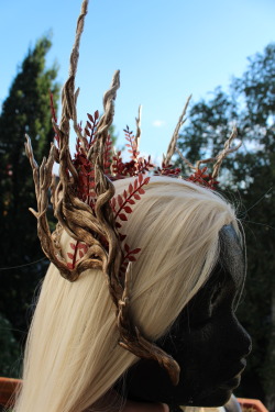 fuckablenerdstuff:  MY CROWN IS FINISHED! fuck yeah. It has a gradient from a light silverish-chrome to a gold-brownish tone : 3 the structure is painted AND molded~ leaves are made of plastic, berries out of wire and Fimo.  I mainly used Acrylic