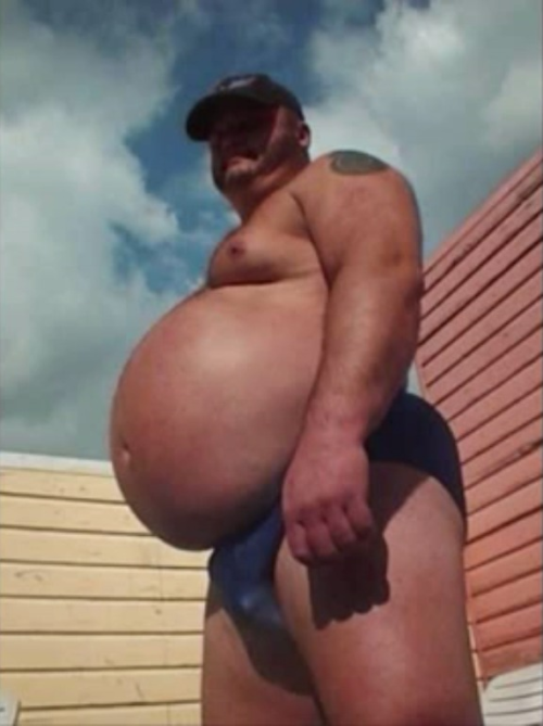 keepembloated: lbgainer: Fat Belly Beer LBGainer Now THAT’S a ballgut!