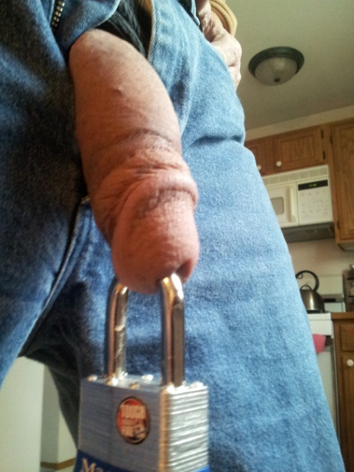 501sandmore:  Vince sent me this photo with his cock padlocked.  Thanks